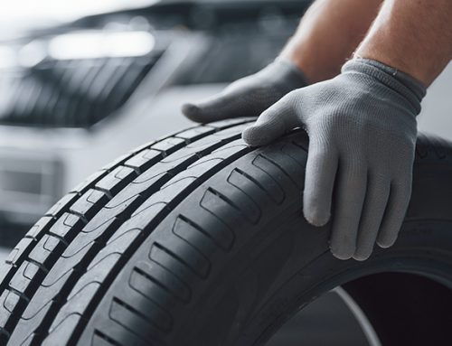Como os pneus interferem no comportamento do carro?